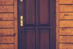 Budujesz dom? Sprawdź, jak wybrać drzwi zewnętrzne drewniane!, unsplash.com