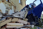 Ciężarówka z granitem wbiła się w dom. Zniszczenia są ogromne, fot. Daniel Śmiłowski