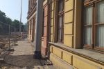 Wrocław: Postawili słupy tuż przy kamienicy. 