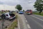 Śmiertelny wypadek pod Wrocławiem. Samochód uderzył w betonowy przepust, Komenda Miejska PSP we Wrocławiu