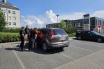 Wrocław: Dziecko uwięzione w aucie w upale, policja rozbiła szybę, mgo