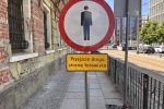 Wrocław: Sypie się kamienica w centrum. Piesi muszą chodzić po torowisku [WIDEO], Jakub Jurek