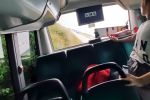 Autobus Kolei Dolnośląskich wpadł do rowu. Ranna starsza kobieta, Kłodzko998