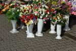 Wszystkich Świętych już niebawem. Oto ceny kwiatów i zniczy na cmentarzach we Wrocławiu, Kinga Mierzwiak