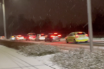 Atak zimy we Wrocławiu. Jest bardzo ślisko, kierowcy stoją w korkach. To nie koniec śniegu!, kadr z nagrania/Szymon