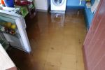 Alarm powodziowy: woda w domach i na podwórkach, rzeka podmywa ulice. Układają worki z piaskiem, OSP Węgry