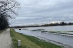 Alarm powodziowy: Woda zalała dwie drogi do Wrocławia, 