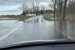Alarm powodziowy: Woda zalała dwie drogi do Wrocławia, 
