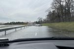 Dwie drogi do Wrocławia wciąż pod wodą, ale Widawa opada, 
