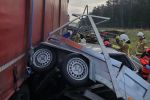 Poważny wypadek na Dolnym Śląsku. Auto z przyczepą wbiło się w tira, OSP w Trzebieniu