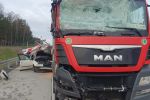 Poważny wypadek na Dolnym Śląsku. Auto z przyczepą wbiło się w tira, OSP w Trzebieniu
