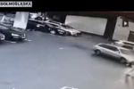 Samochód wbił się w ścianę Rossmanna, przygniatając do niej dziecko [FILM], Policja Dolnośląska/kadr z monitoringu