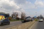 Wrocław: Wypadek na al. Karkonoskiej. Nissan zawisł na betonowych barierkach, is
