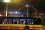 Tego jeszcze nie było! Trzech mężczyzn jechało na dachu autobusu MPK we Wrocławiu, Screen YouTube