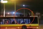 Tego jeszcze nie było! Trzech mężczyzn jechało na dachu autobusu MPK we Wrocławiu, Screen YouTube