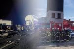 Strażacy oddali hołd młodym przyjaciołom, którzy zginęli w wypadku, KPP Oława