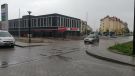 Wrocław: Nowe centrum handlowo-usługowe, a przy nim zniszczona ulica. Na naprawę poczekamy