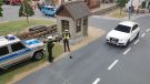 Policjant z granatnikiem - wybuchowe połączenie na makiecie w Kolejkowie