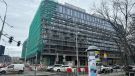 Wrocław: Elewacja nowego biurowca częściowo odsłonięta. Tak będzie wyglądać