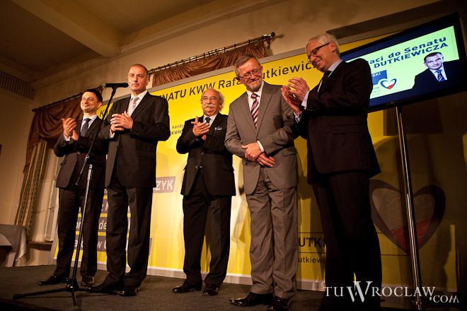 Prezydent wraz z kadnydatami założonego przez siebie ugrupowania w czasie wieczoru wyborczego w październiku 2011 roku