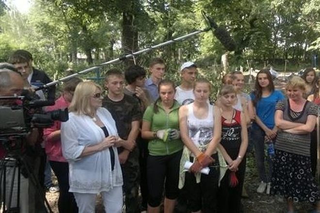 Grażyna Orłowska-Sondej wraz z młodzieżą