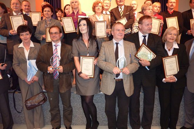 Nagrodę w imieniu Rektora UE odebrał dr Marek Zimnak (trzeci z prawej).