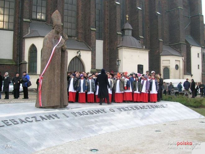 Odsłonięcie pomnika kardynała Bolesława Kominka miało miejsce w 2005 roku