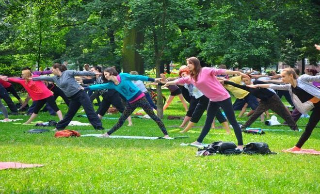 Wakacyjne spotkania z jogą w parku przyciągają masę wrocławian, materiały organizatora