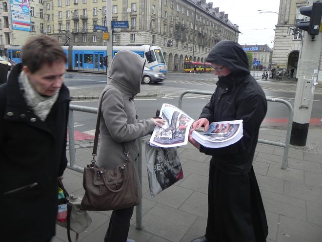 We Wrocławiu rozdano 10 tysięcy gazetek promujących kanonizację Jana Pawła II [ZDJĘCIA], Radio Rodzina