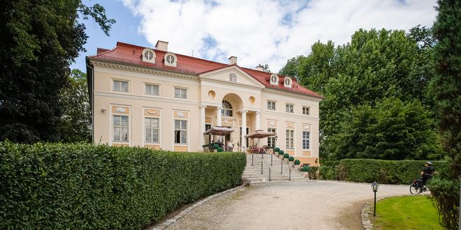 Na weekendową wycieczkę – pałac w Samotworze pod Wrocławiem, Wikipedia