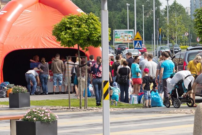 Mieszkańcy Wrocławia przekazali 7 ton ubrań na rzecz PCK, za które dostali vouchery na zakupy , mat. organizatora