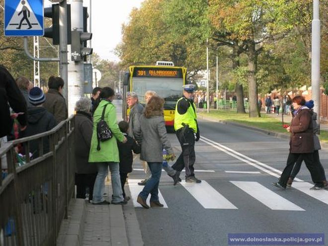 Wrocławska policja apeluje: zadbajmy wspólnie o bezpieczeństwo w okresie Wszystkich Świętych