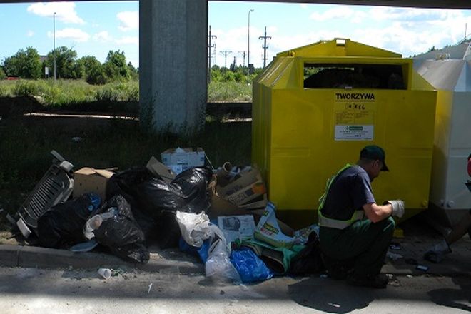 Wrzucał swoje śmieci do kontenerów na segregowane odpady. Dostał 300 złotych mandatu i musiał posprzątać, mat. SM Wrocławia