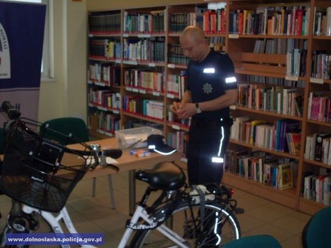 Wrocławscy policjanci w bibliotece... znakowali rowery, mat. dolnośląskiej policji