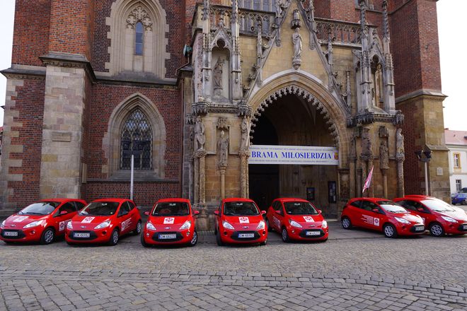 Czerwona Flota Miłosierdzia wyjedzie na ulice Wrocławia. Caritas ma nowe samochody, mat. prasowe