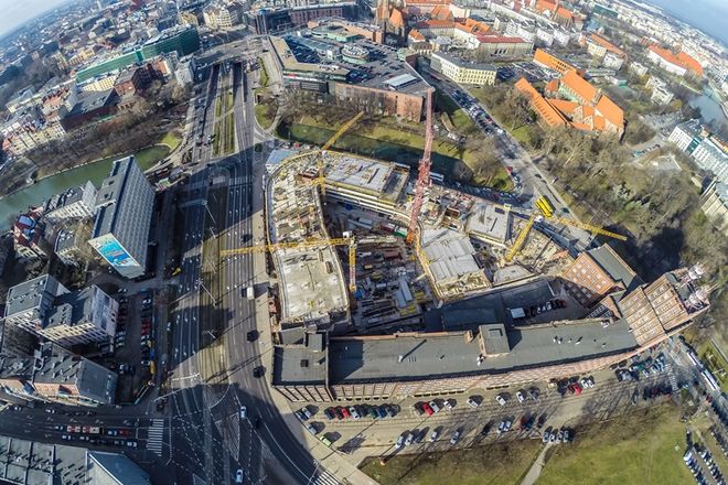 Bryła ogromnego futurystycznego gmachu w centrum Wrocławia niemal gotowa. Zobacz zdjęcia z lotu ptaka, mat. inwestora