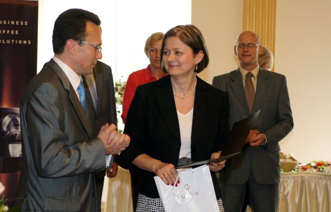 Marianna Wojtowicz, naczelnik Dolnośląskiego Urzędu Skarbowego odbiera nagrodę.