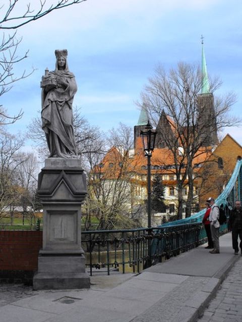 Oczyszczają zabytkowe figury przy jednym z mostów w centrum Wrocławia, mat. ZDiUM