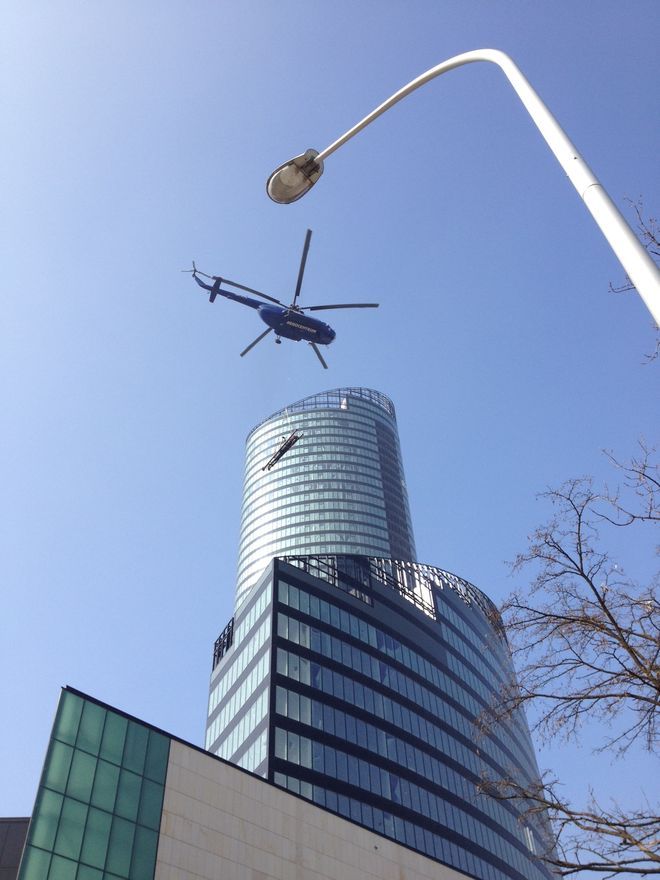 Śmigłowiec zawisł nad Sky Tower - pomógł w montażu elementów na dachu [VIDEO], Krzysztof Wilma