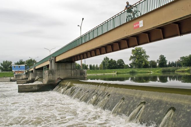 Wypadek dwóch pchaczy i barki na Odrze: akcja ratownicza, do rzeki wyciekł olej, fotopolska.eu