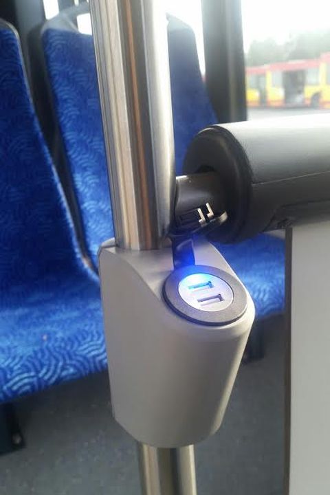 W autobusach wrocławskiego MPK pasażerowie mogą już ładować swoje telefony komórkowe [ZDJĘCIA], mat. MPK Wrocław