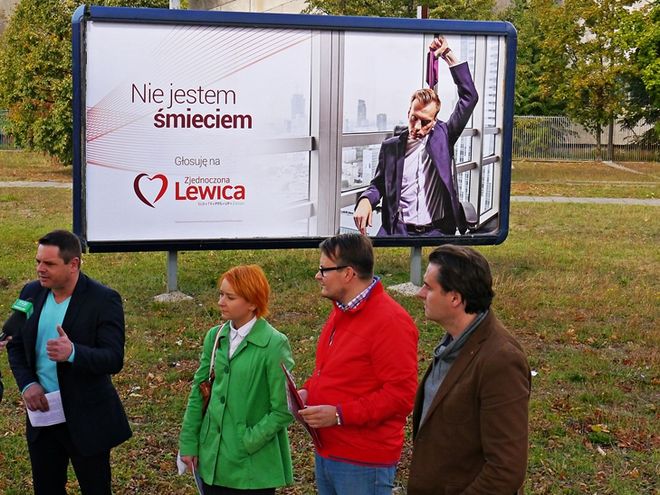 Działacze Zjednoczonej Lewicy pod jednym z billboardów przy ulicy Grabiszyńskiej