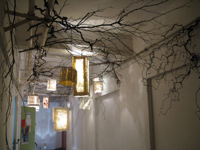 Lampiony wykonane z papieru czerpanego, będące częścią prezentacji ''Ogród światła'' autorstwa Krystyny Dyrdy-Kortyki oraz słuchaczek i absolwentek ASTW.