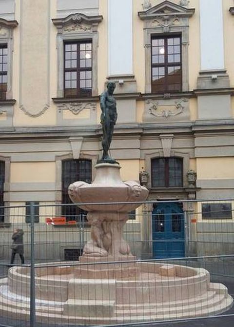 Szermierz wrócił na plac Uniwersytecki. Cała rzeźba z fontanną znów lśni, Bogiv. Maciej Pietrykowski