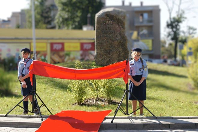 Nowy pomnik odsłonięto w centrum wrocławskiego osiedla, upamiętniając jego 700-lecie [ZDJĘCIA], mat. organizatora
