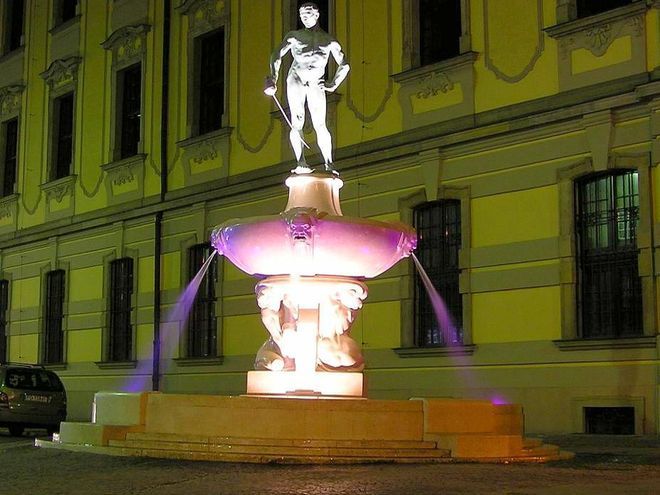 Szermierz wrócił na plac Uniwersytecki. Cała rzeźba z fontanną znów lśni, fotopolska.eu