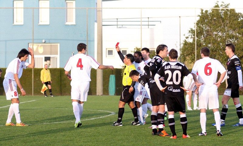 Czerwona kartka dla gracza Slabody i za chwilę Serbowie zejdą obrażeni z boiska.