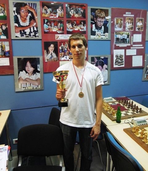 Wrocławian Łukasz Szczepaniak z pucharem za zwycięstwo w Mistrzostwach Polski Amatorów w szachach