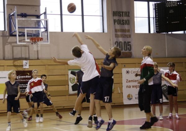 Basketmania pozwala ''zaszczepić'' w młodzieży pasję do do gry w koszykówkę.
