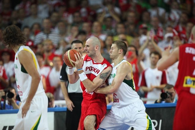 Wygrana z Litwą może mieć kluczowe znaczenie dla awansu Polaków do czołowej ''ósemki'' EuroBasketu.